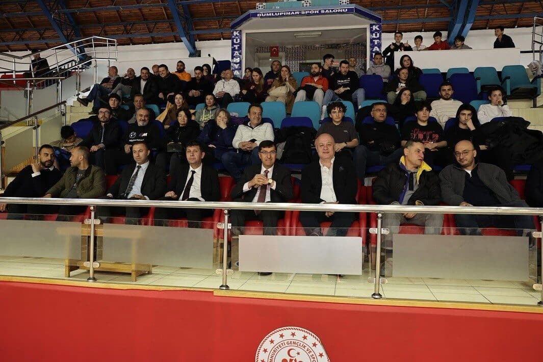 Kütahya Belediye Başkanı Eyüp Kahveci, Dumlupınar Spor Salonu'nda Kütahya Belediyespor'un