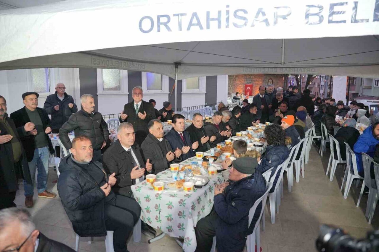 Ortahisar Belediye Başkanı Ahmet Kaya, Erdoğdu Mahallesi'nde düzenlenen iftar programında