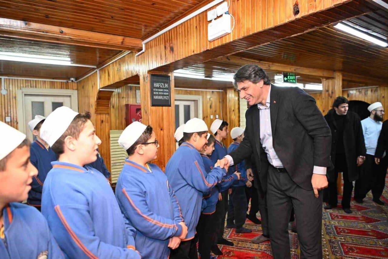 Kartepe Belediye Başkanı Mustafa Kocaman, Medine Kur’an Kursu öğrencileriyle iftar