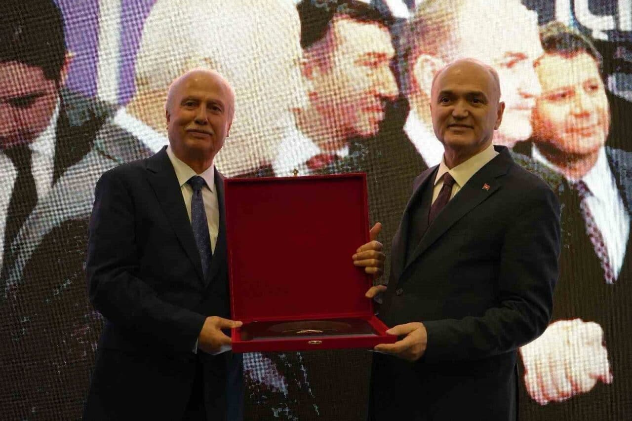 Düzce Belediye Başkanı Dr. Faruk Özlü, İvedik OSB'de düzenlenen iftar