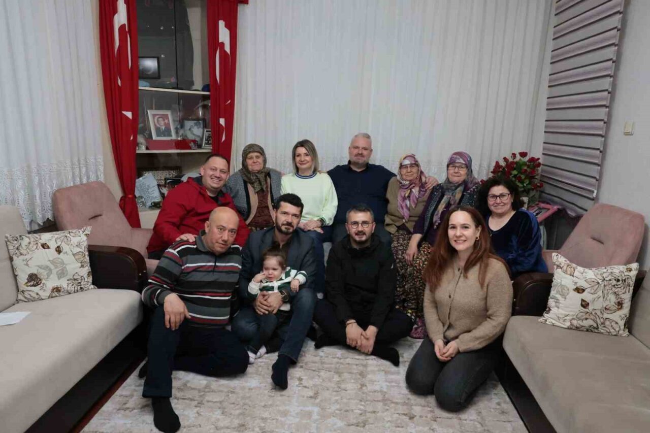 Menemen Belediye Başkanı Aydın Pehlivan, eşi Filiz Pehlivan ile birlikte