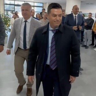 Belediye Çalışanlarından Acar Ünlü’ye Destek Alkışlarıyla Karşılama Marmaris Belediye Başkanı Acar Ünlü, başlatılan soruşturmanın ardından belediye binasına