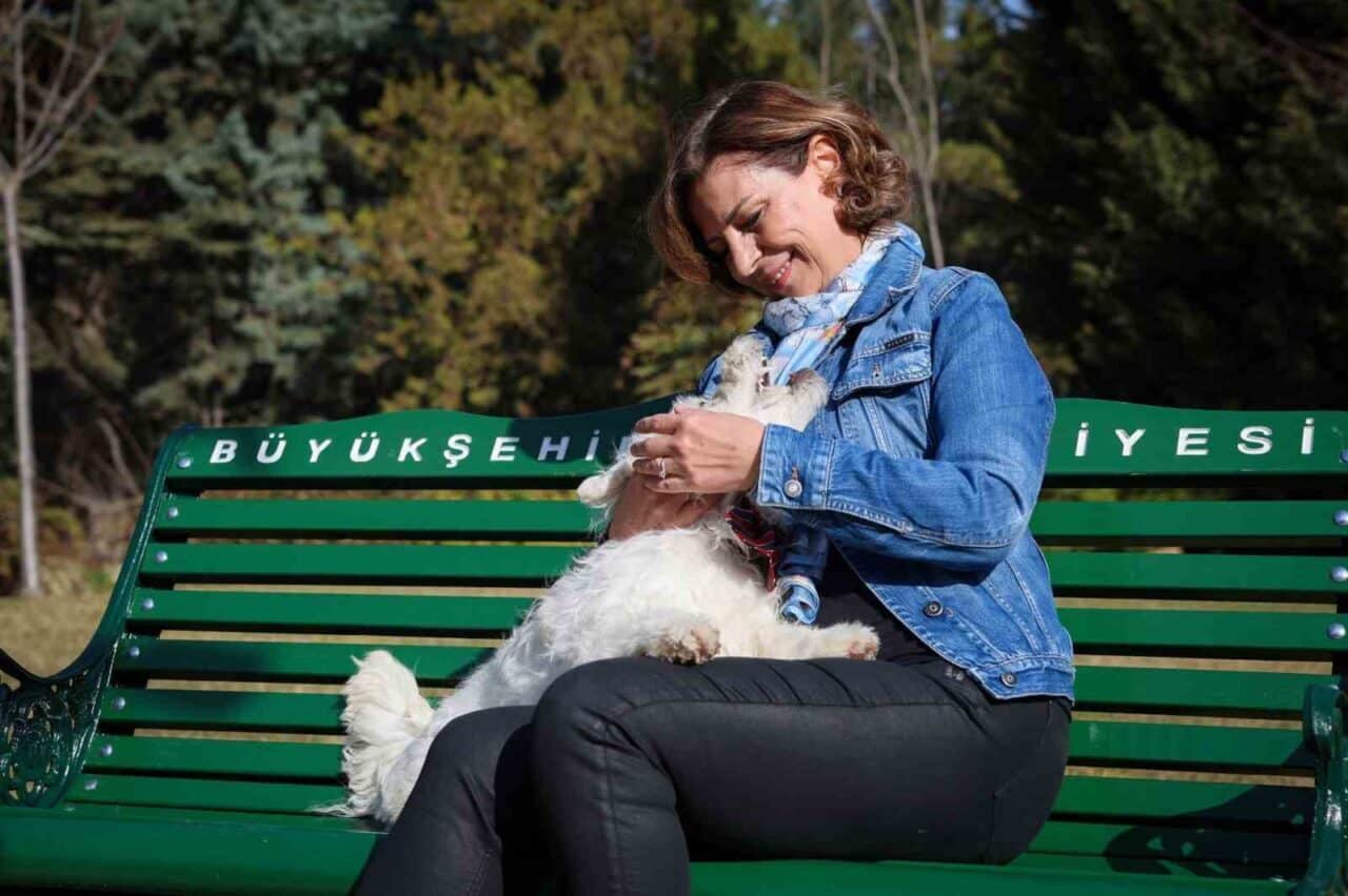 Eskişehir Büyükşehir Belediye Başkanı Ayşe Ünlüce, barınaktan sahiplendiği Malta terrier