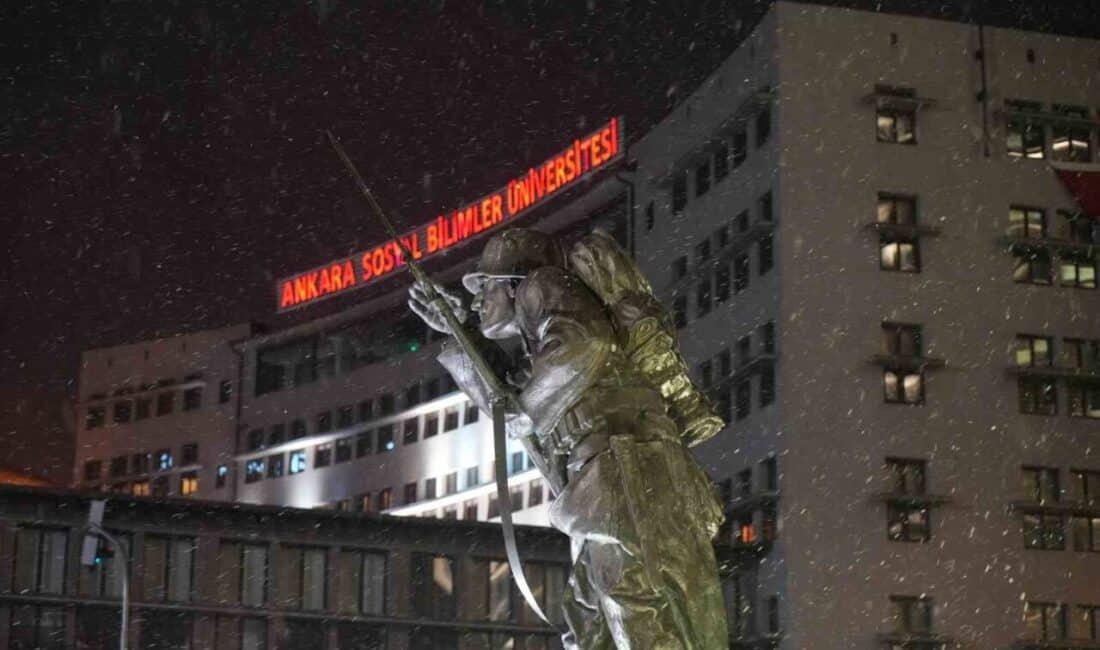 Ankara’da ani sıcaklık düşüşü ile beraber gece kar yağışı başladı Ankara'da sıcaklıkların ani düşüşüyle birlikte gece kar yağışı görüldü. Meteoroloji'nin