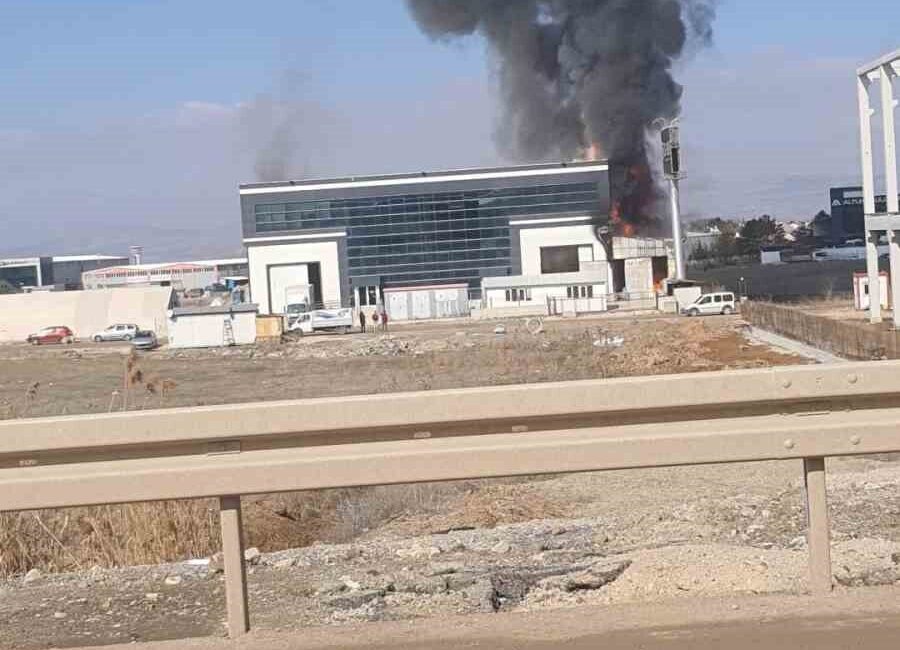 Akyurt’taki yatak fabrikasında çıkan yangın için itfaiye ekipleri bölgeye sevk edildi. Ankara Akyurt'taki Bedline yatak fabrikasında yangın meydana geldi. Olay yerine