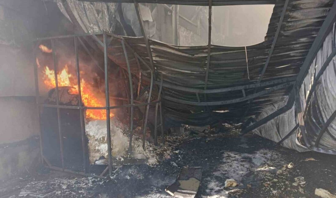 Akyurt’ta Yatak Fabrikasında Yangın Çıktı, İtfaiye Müdahale Ediyor Ankara'nın Akyurt ilçesindeki Bedline yatak fabrikasında yangın çıkarken, işçiler tahliye