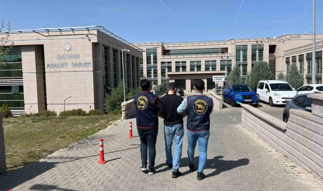 Jandarma ekipleri, Batman’da aranan cezaevi firarisini yakaladı Batman İl Jandarma Komutanlığı'na bağlı JASAT ekipleri, hakkında 30 yıl