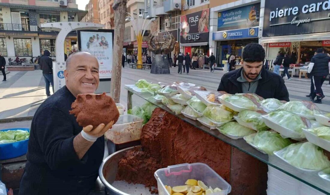 Batman’da Ramazan Ayında Çiğköfteye Yoğun İlgi, Kuyruklar Oluştu! Batman'da Ramazan ayında çiğköfteye olan ilgi artınca Gülistan Caddesi'ndeki İdris