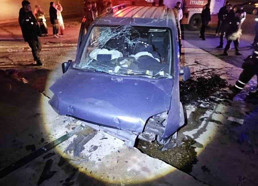 Batman’da Kontrolden Çıkan Kamyonet Takla Attı: 4 Yaralı Batman'da kontrolden çıkan 72 EF 677 plakalı kamyonet takla attı,