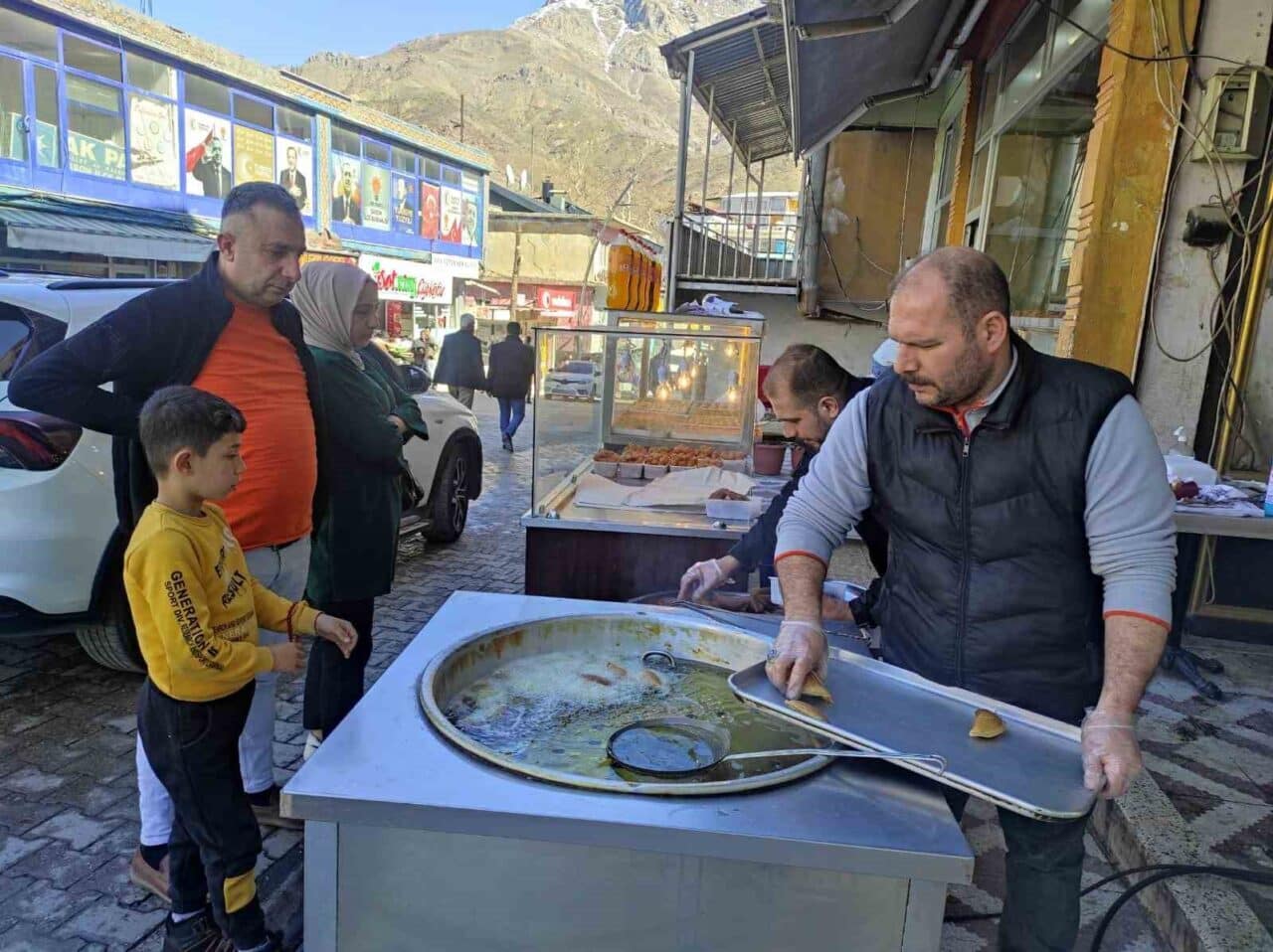 Batman'ın Sason ilçesinde Ramazan'ın başlamasıyla tatlıcılar yoğunlaştı. 50 yıllık ustası