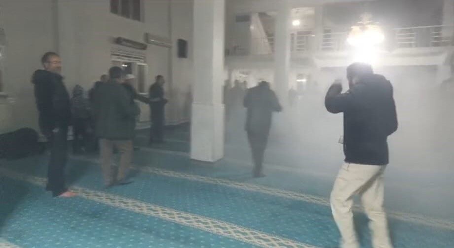 Batman’da teravih namazı sırasında camide yangın paniği yaşandı, cemaat müdahale etti. Batman'da Bahçelievler Camii'nde teravih namazı sırasında elektrik panosunda yangın çıktı.