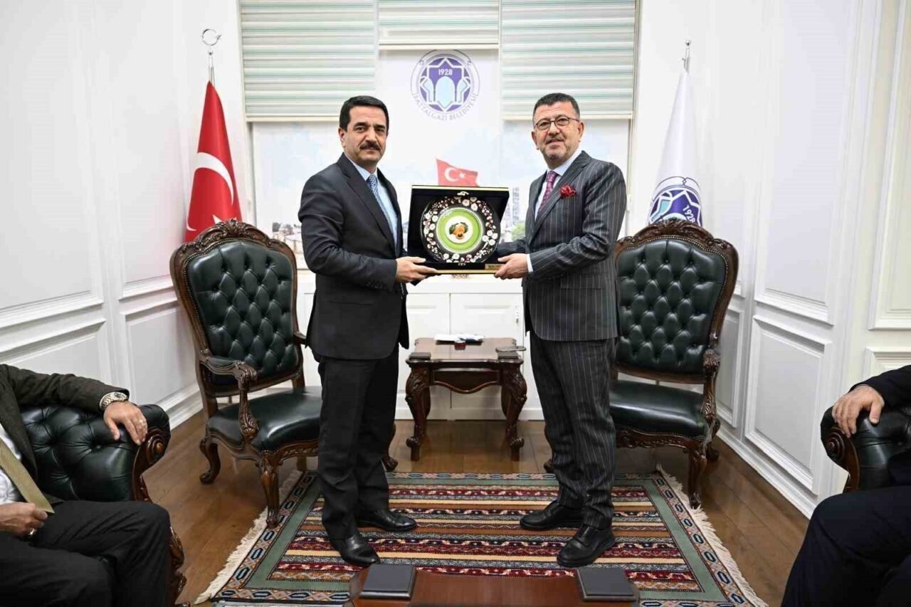 CHP Malatya Milletvekili Veli Ağbaba, Battalgazi Belediye Başkanı Bayram Taşkın'ı
