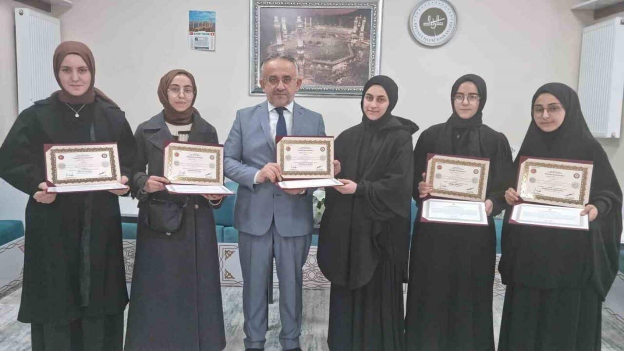 Bayburt İl Müftülüğü, hafızlık eğitimini tamamlayan 21 öğrenciye belge takdim