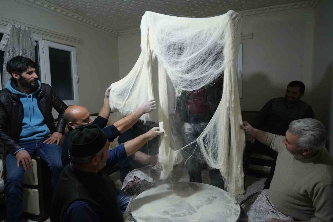 Bayburt’ta Ramazan ayının vazgeçilmez tatlısı tel helvası, köy sakinleri tarafından