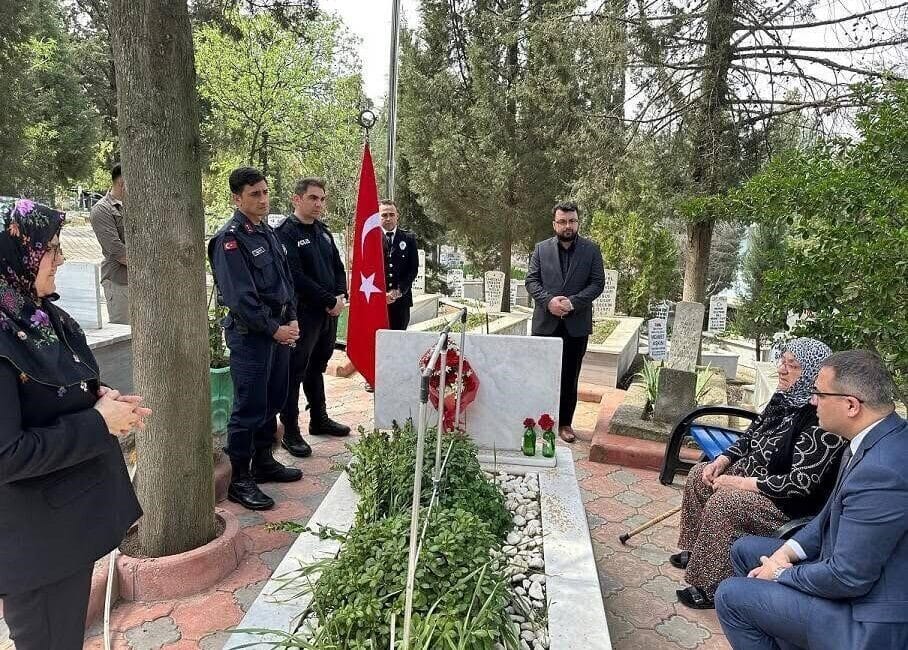 Sarıgöl Kaymakamı Halil Dalak, Şehit Haşim Dirik’in Annesini Bayramda Unutmadı Sarıgöl Kaymakamı Halil Dalak, Ramazan boyunca şehit ve gazi ailelerini