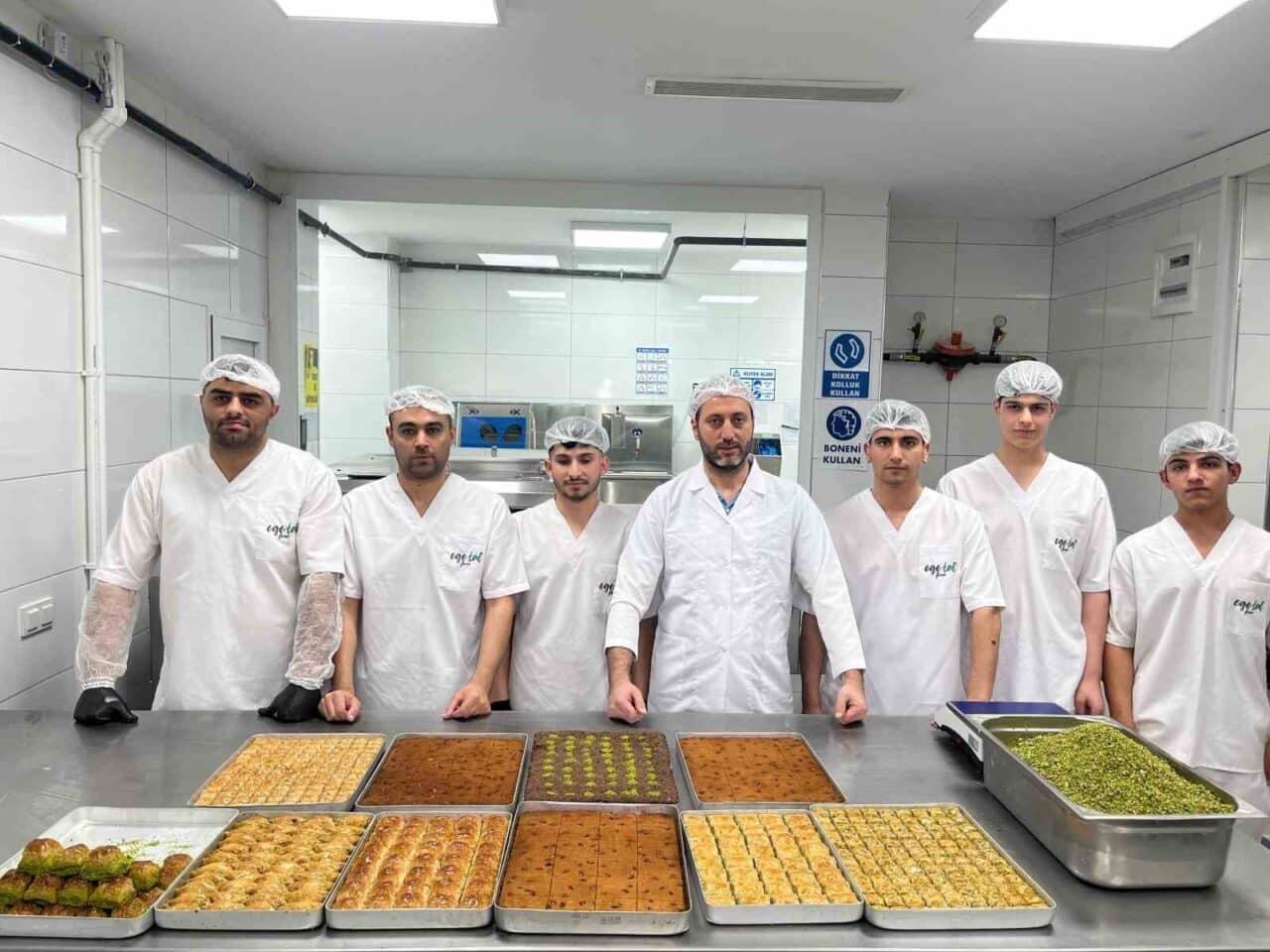 Ramazan Bayramı'na yaklaşıldıkça baklavacılardaki yoğunluk artarken, baklava ustası Serhat Şahin,