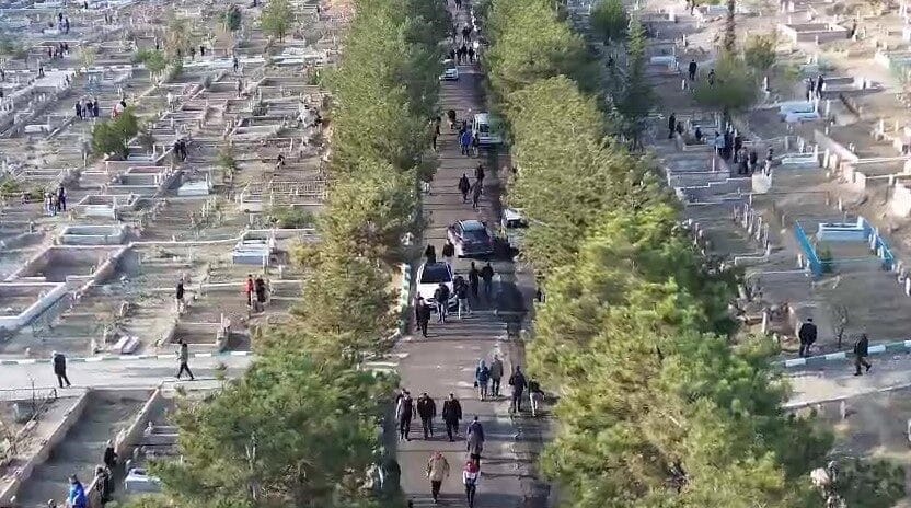 Ramazan Bayramı’nda Yeşilhisar’da Mezarlık Ziyareti Yoğunluğu Görüntülendi Ramazan Bayramı'nda Kayseri'nin Yeşilhisar ilçesinde vatandaşlar, sabah saatlerinden itibaren mezarlıkları