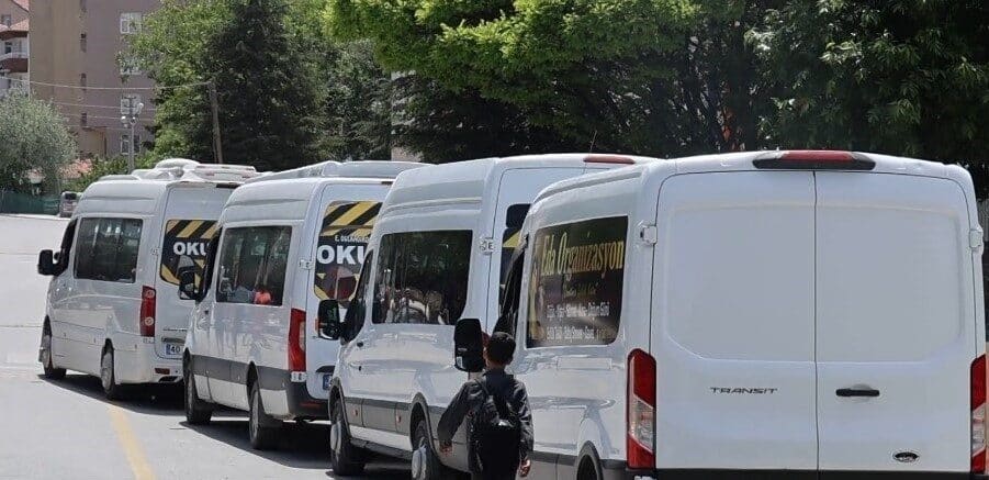Kırşehir Belediyesi, Mahkeme Kararı Sonrası İptal Edilen Servis Plakalarını Yeniden Gündeme Aldı Kırşehir Belediyesi, kullanılmayan 51 servis plakasının iptali sonrası mahkemenin yürütmeyi