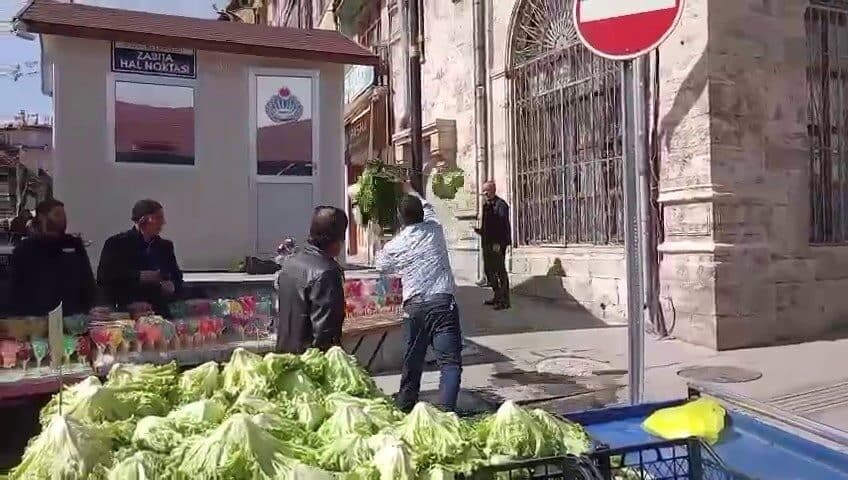 Sivas'ta zabıtaya protesto amacıyla marul atan seyyar satıcının, aslında sebze