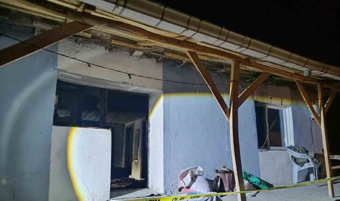 Afyonkarahisar’da sobaya benzin döken grup, bir ölü ve dört yaralıyla sonuçlanan korkunç bir yangın çıkardı. Afyonkarahisar'ın Çay ilçesindeki Koçbeyli köyünde bir evde sobaya benzin dökme