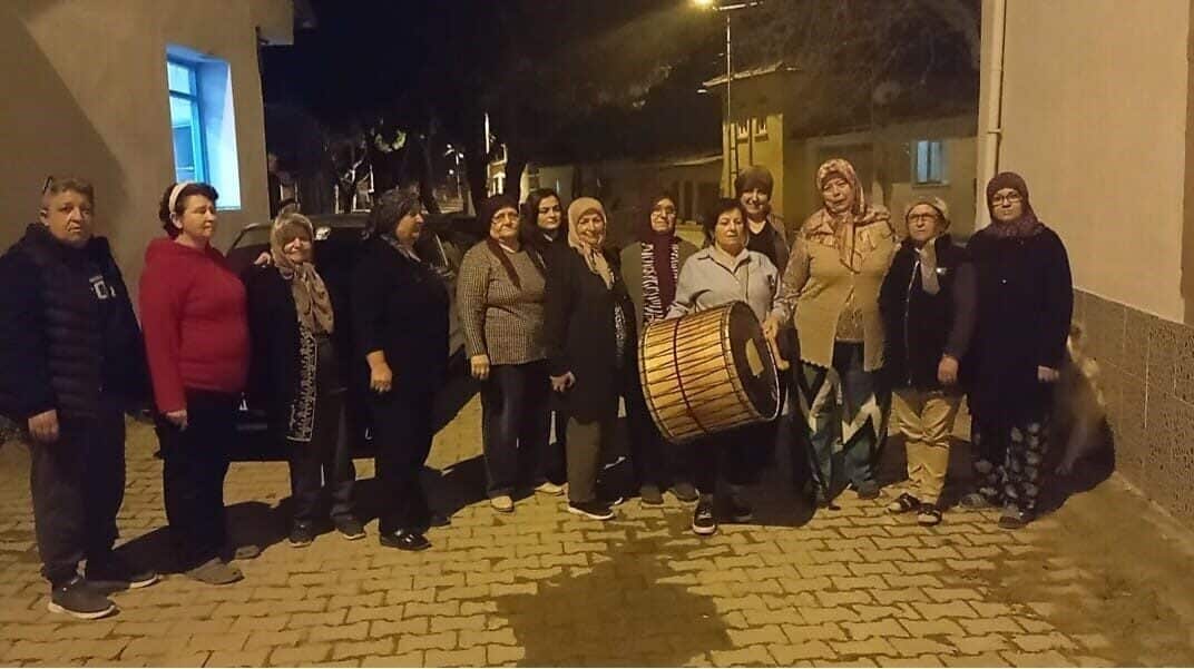 İzmir'in Bergama ilçesindeki Kadıköy Mahallesi'ndeki kadınlar, Ramazan geleneğini yaşatmak için