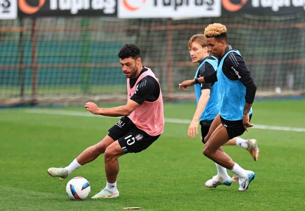 Beşiktaş, Galatasaray maçı hazırlıklarını BJK Nevzat Demir Tesisleri'nde Teknik Direktör