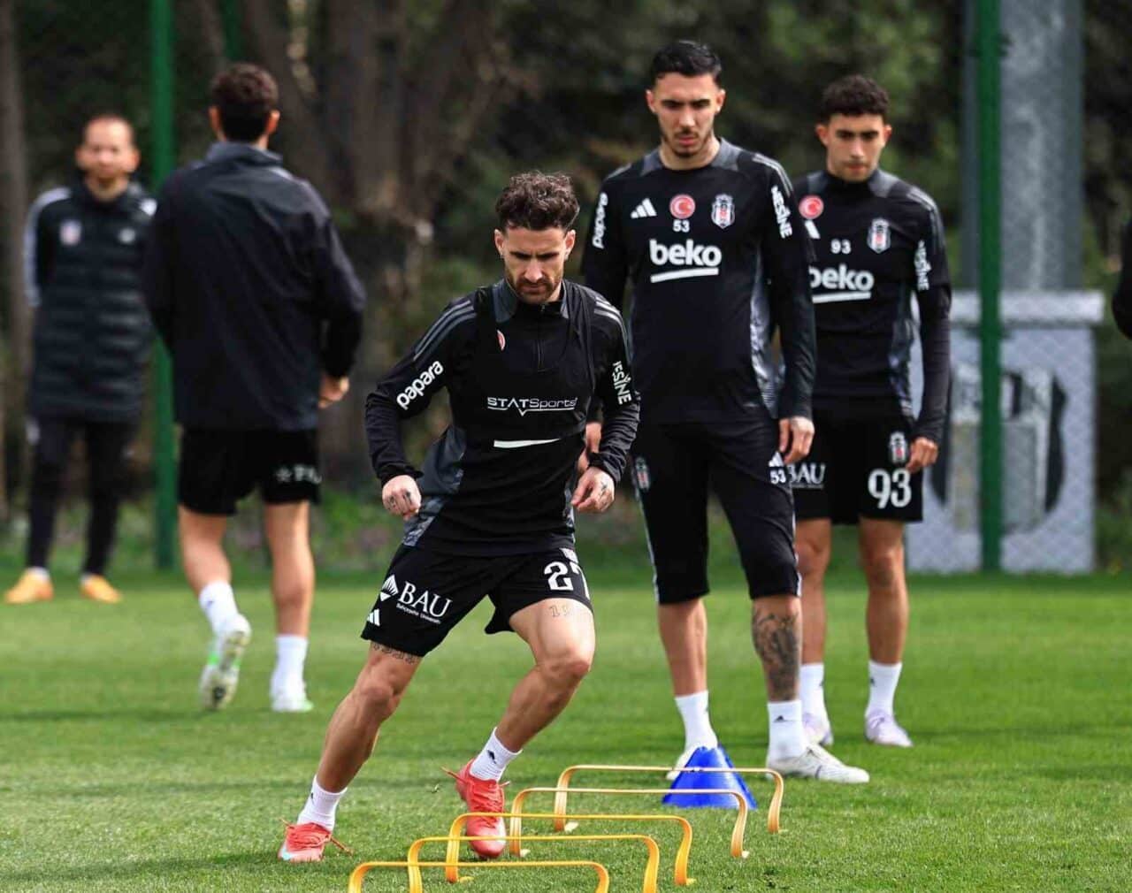 Beşiktaş, Galatasaray ile oynayacağı maç öncesi hazırlıklarını BJK Nevzat Demir