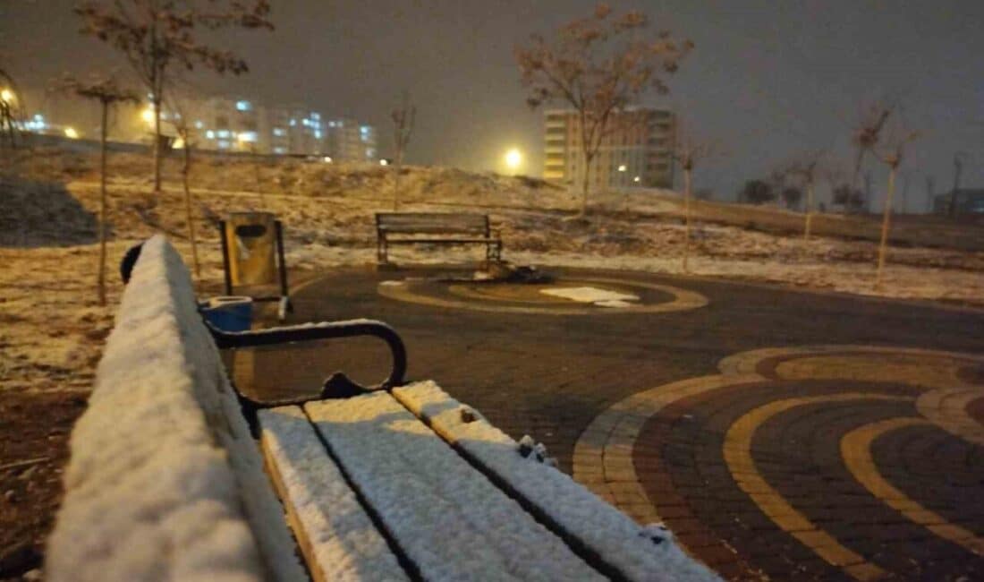 Besni’de Yoğun Kar Yağışı Şehri Beyaza Bürüdü, Sürücülere Uyarı Geldi Adıyaman'ın Besni ilçesinde akşam saatlerinde etkili olan yoğun kar yağışı,