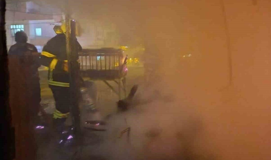 Besni’de Bir Evde Çıkan Yangın Korkuya Neden Oldu, Hasar Meydana Geldi Adıyaman’ın Besni ilçesinde, Mehmet Gülten'e ait evin çatısında çıkan yangın