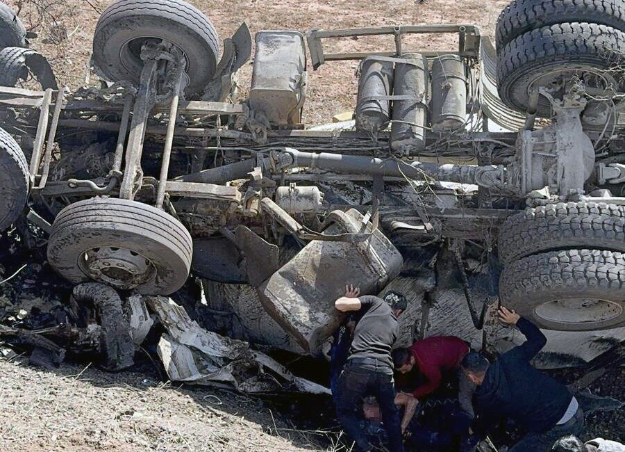 Yozgat’ta Beton Yüklü Mikser Kamyonu Şarampole Devrildi, Sürücü Vatandaşlar Tarafından Kurtarıldı Yozgat'ın Yerköy ilçesinde, N.D. yönetimindeki beton yüklü mikser kamyonu devrildi.