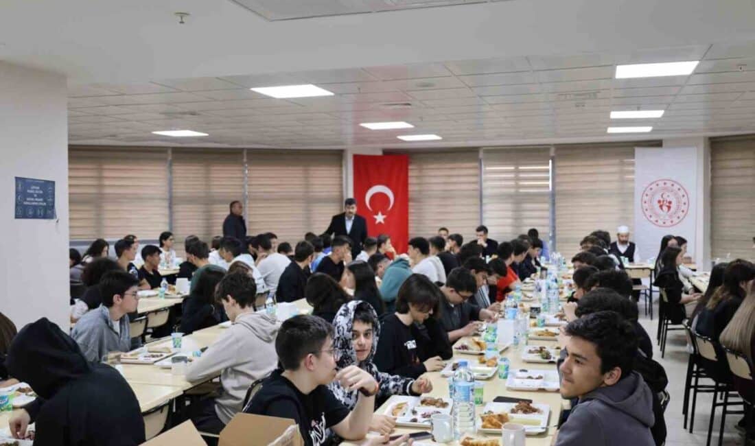 Beylikova’da Hayırseverler Destekli İftar Programında Öğrenciler ve Protokol Bir Araya Geldi Eskişehir Beylikova'da, Gençlik ve Spor Müdürlüğü öncülüğünde hayırseverlerin katkılarıyla düzenlenen