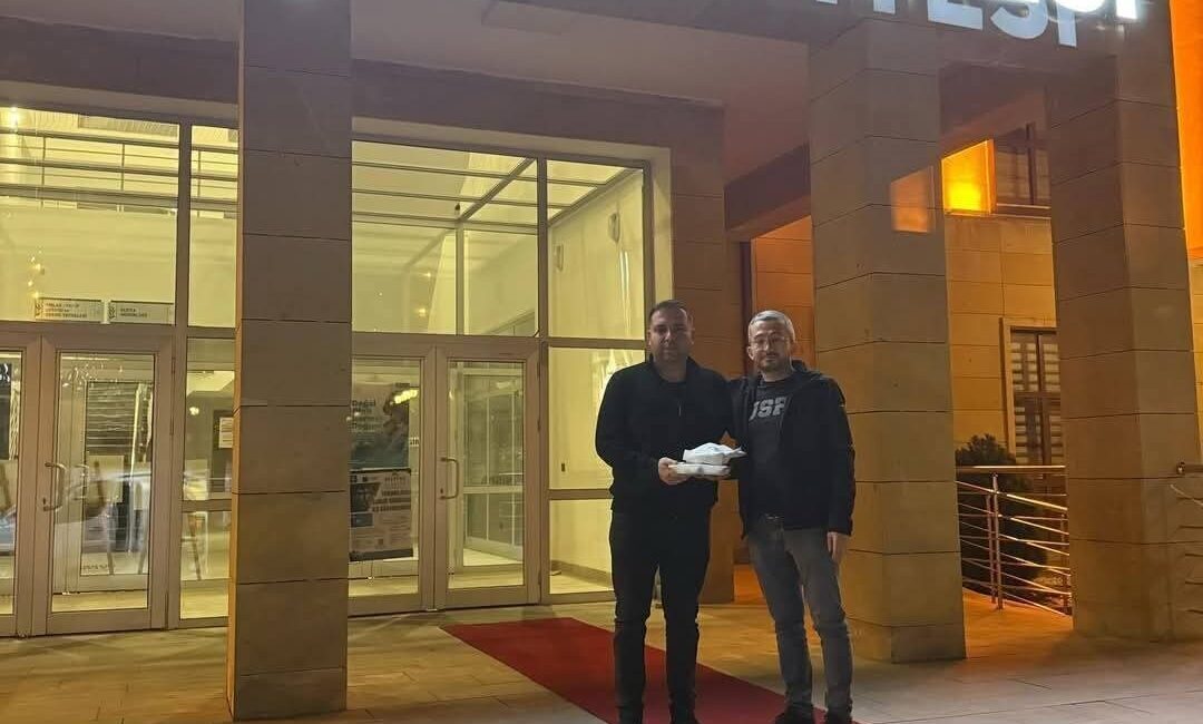 Beypazarı Muhtarı Serhat Kaya, Ramazan’da sahur yemeklerini ihtiyaç sahiplerine ulaştırdı. Beypazarı Başağaç Mahallesi Muhtarı Serhat Kaya, Ramazan'da sahur için yiyecek