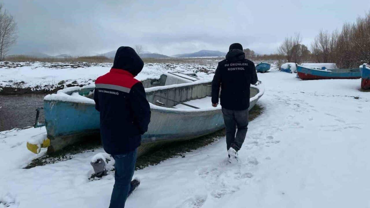 Beyşehir'de, su ürünleri kontrol görevlileri, kötü hava koşullarına rağmen Türkiye'nin