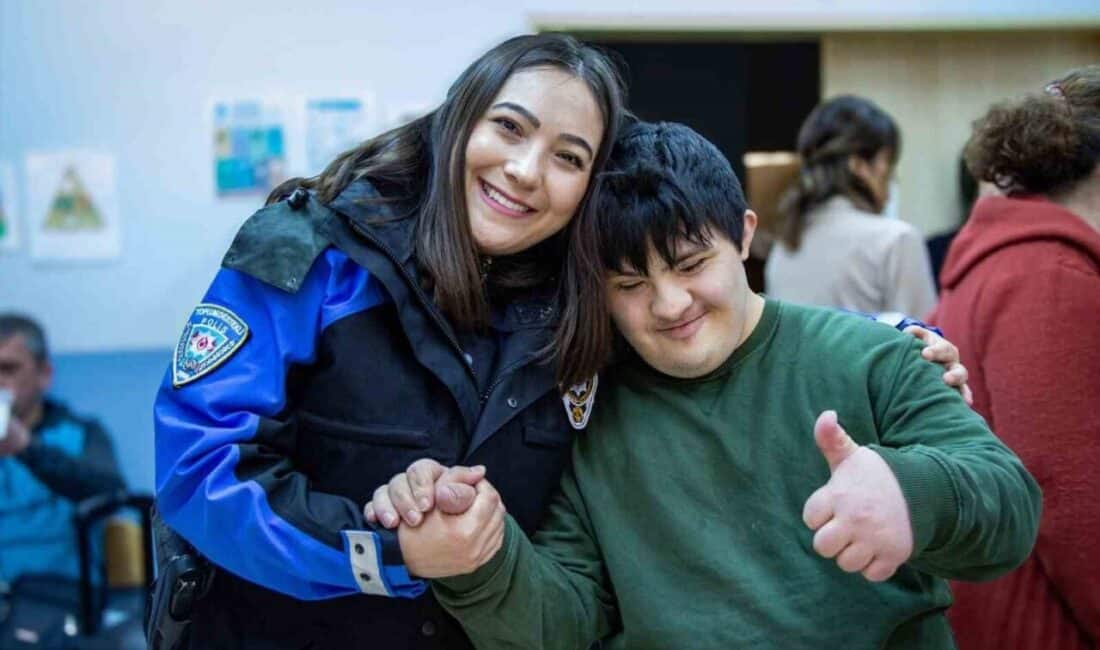 Bilecik’te Emniyet Ekiplerinden Özel İhtiyaçlı Öğrencilere Eğlenceli Ziyaret Bilecik İl Emniyet Müdürlüğü'ne bağlı Toplum Destekli Polislik Şube Müdürü,