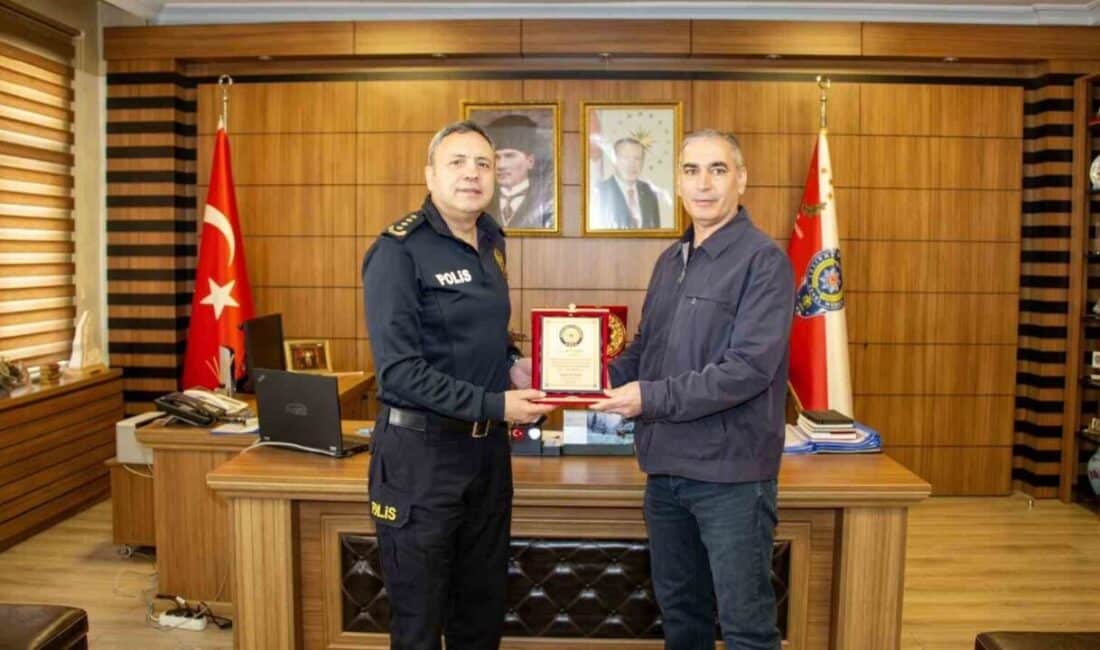 Bilecik Emniyeti, Emekliye Ayrılan Polis Memuru Ali Yücel için Anlamlı Bir Tören Gerçekleştirdi Bilecik İl Emniyet Müdürü Hakan Yılmaz, uzun yıllar hizmet veren