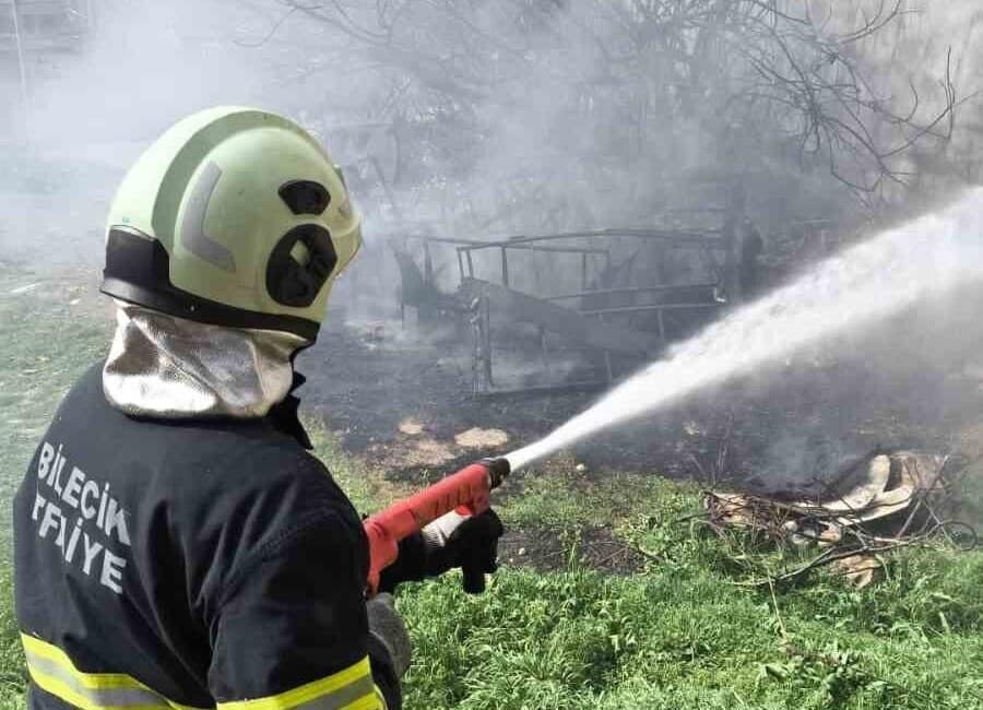 Bilecik’te Boş Arazide Çıkan Yangına İtfaiye Hızla Müdahale Etti Bilecik Merkez Cumhuriyet Mahallesi'nde boş arazide çıkan yangın, vatandaşların ihbarı