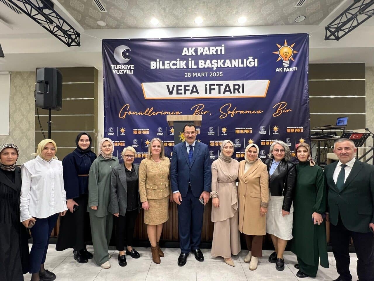Ramazan ayının son iftarında AK Parti’nin düzenlediği 'Vefa İftarı' programı,