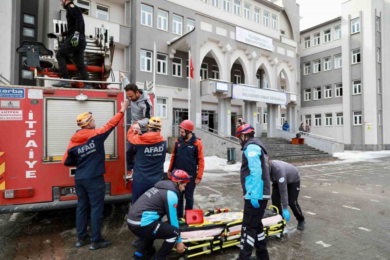 Bingöl'de Vali Ahmet Hamdi Usta'nın liderliğinde 49 okulda 30 bin