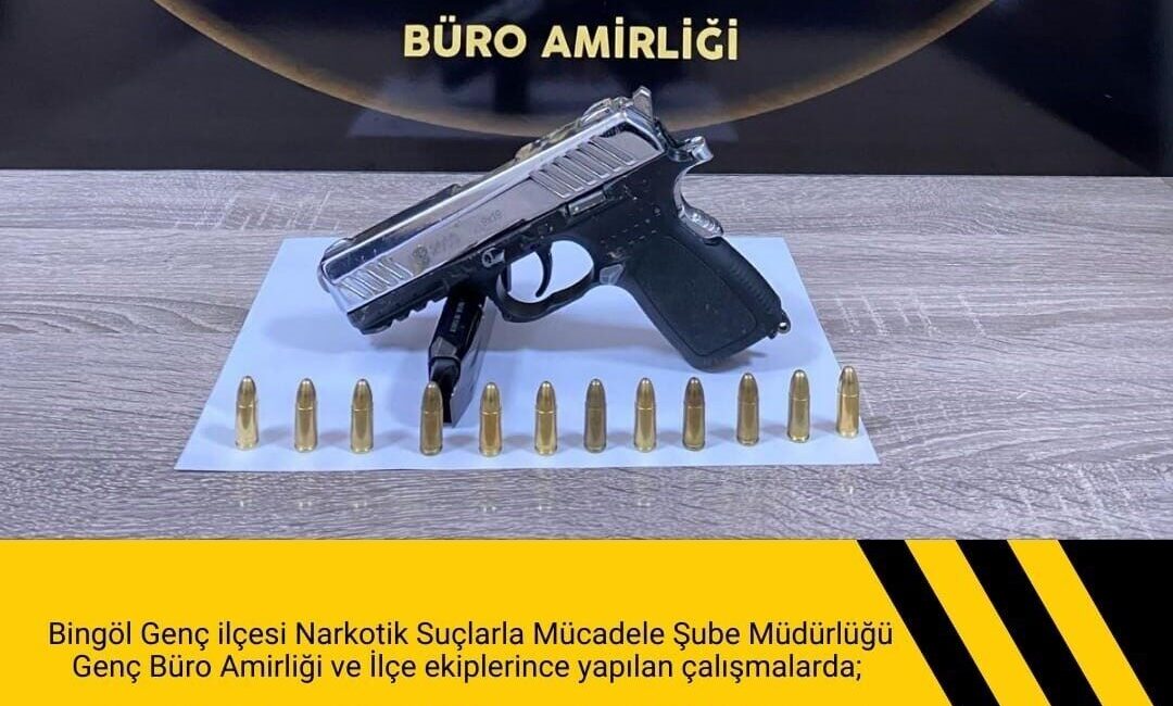 Bingöl’ün Genç İlçesinde Yapılan Operasyonda Ruhsatsız Tabanca ve Mühimmat Ele Geçirildi Bingöl’ün Genç ilçesinde düzenlenen polis denetiminde, ruhsatsız bir tabanca, şarjör
