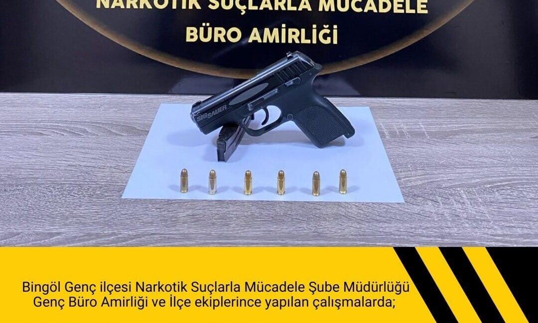Bingöl Genç’te düzenlenen operasyonda ruhsatsız silah ve mermiler ele geçirildi. Bingöl'ün Genç ilçesinde Narkotik Suçlarla Mücadele Şube Müdürlüğü tarafından yapılan