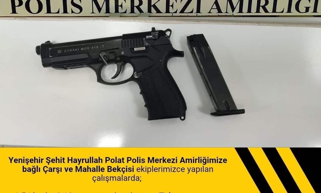 Bingöl’de polis, ruhsatsız silah ve uyuşturucu madde ile iki kişiyi gözaltına aldı. Bingöl'de Emniyet Müdürlüğü ekipleri, huzur ve güven sağlamak amacıyla gerçekleştirdiği