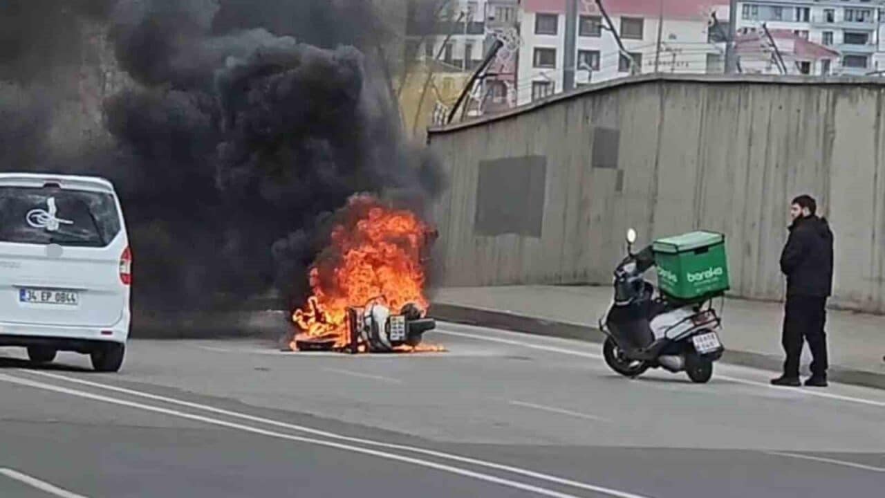 Bingöl'de eski terminal bölgesinde seyir halindeki bir motosiklet aniden yanmaya