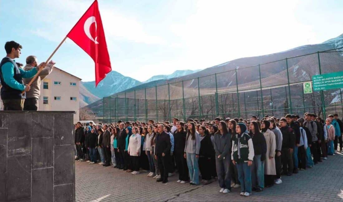 Bitlis’te Milli Eğitim Müdürü Kaya, Anadolu Lisesi’nde Öğrencilerle Bayrak Töreni Düzenledi Bitlis İl Milli Eğitim Müdürü Vedat Kaya, Bitlis Anadolu Lisesi'nde
