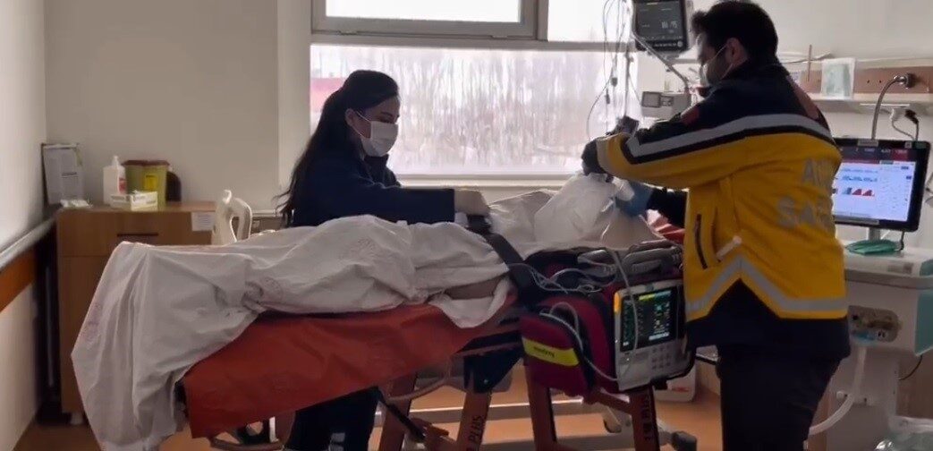 90 Yaşındaki Hasta, Hava Ambulansı ile İstanbul’a Nakledildi Bitlis'te 90 yaşındaki Hikmet Kuşçuoğlu, solunum problemleri nedeniyle hastaneye kaldırıldı.