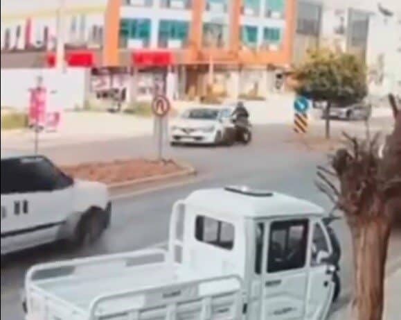 Bodrum’da Motosiklet Otomobile Çarptı, Kaza Anı Güvenlik Kamerasında Görüntülendi Muğla’nın Bodrum ilçesi Mumcular Mahallesi'nde bir motosiklet, sola dönüş yapan