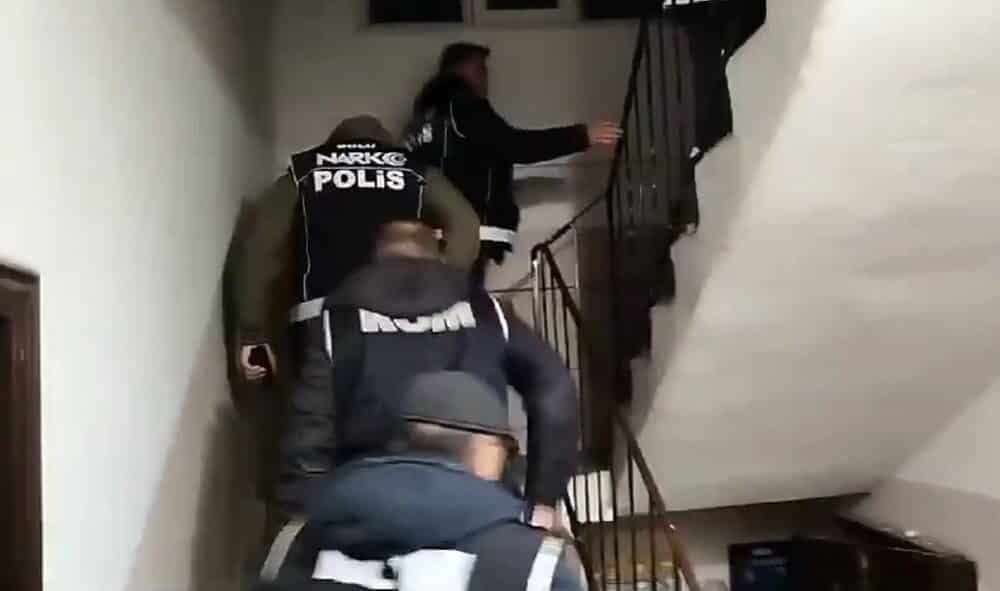 Bolu’da Göçmen Kaçakçılığı Operasyonunda 16 Yabancı Yakalandı Bolu'da 17-23 Mart tarihlerinde düzenlenen operasyonlar sonucu, 16 yabancı kaçak