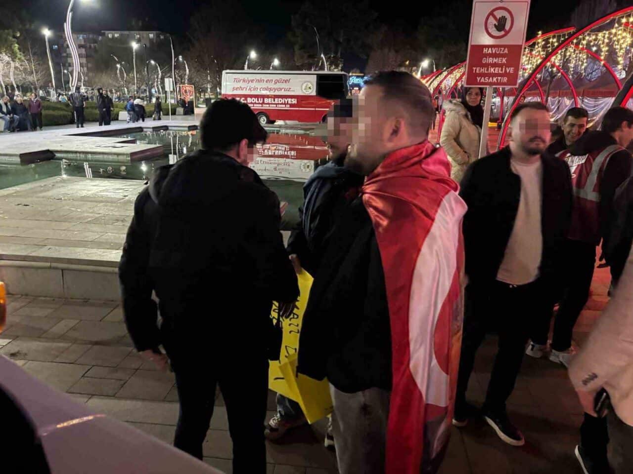 Bolu'da Abant İzzet Baysal Üniversitesi'nden iki öğrenci, düzenledikleri eylemdeki sloganları