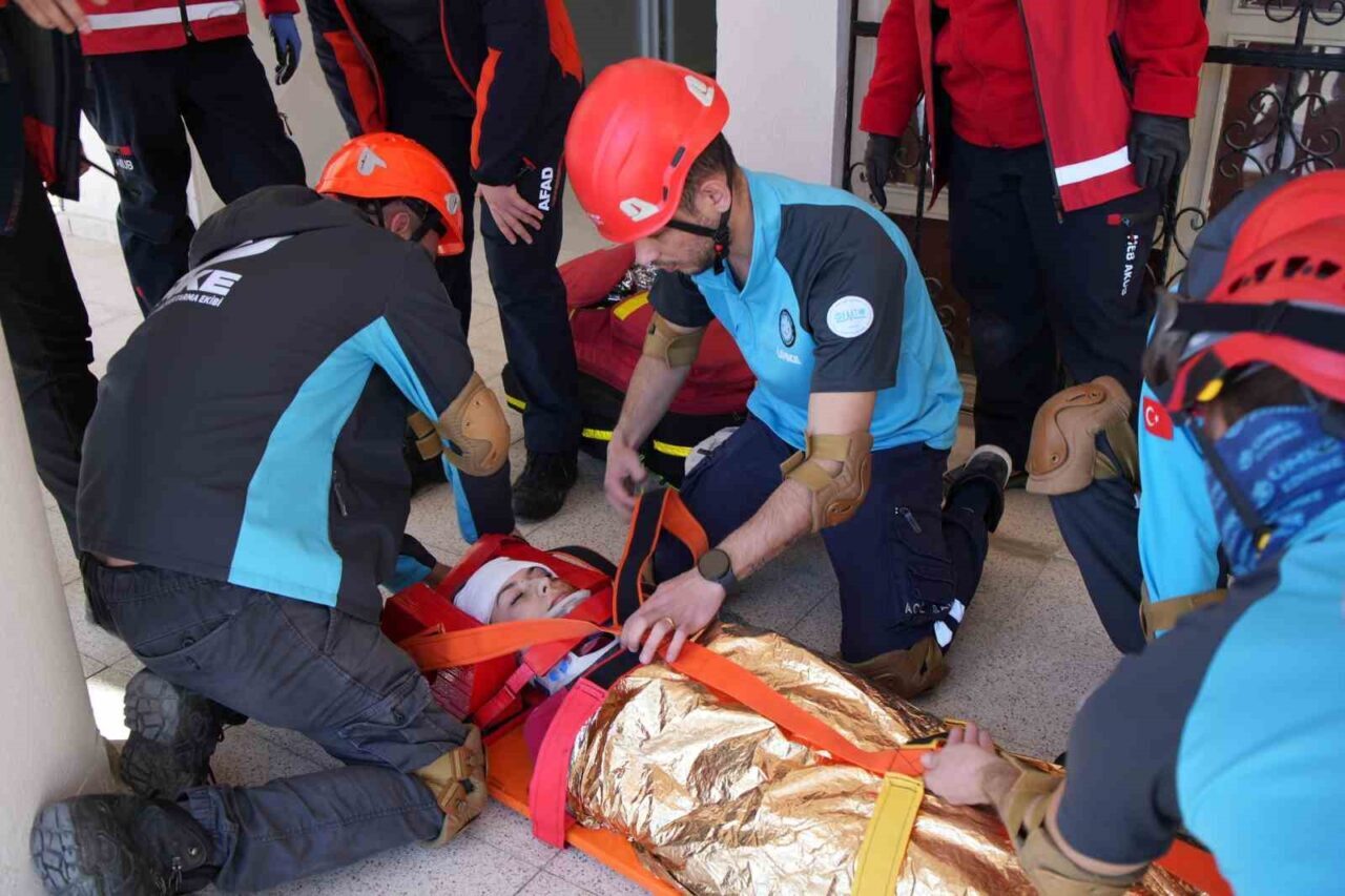 Edirne Özgür Subaşıay Ticaret Lisesi'nde yapılan tatbikatta, deprem sonrası mahsur
