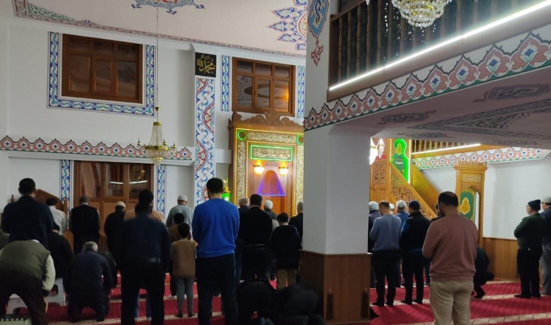 Bozkır’da Ramazan Coşkusu: Hatimle Teravih Namazı Okunuyor Konya'nın Bozkır ilçesinde, Hazreti Ömer Camisi'nde yapılan hatimle teravih namazı,