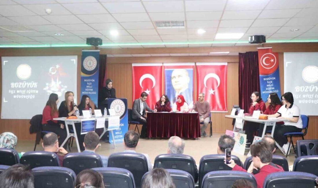 Bozüyük’te Liseler Arası ‘Gençler Tartışıyor’ Finali Heyecanlı Anlara Sahne Oldu Bilecik'in Bozüyük ilçesinde düzenlenen "Gençler Tartışıyor" etkinliği finalinde, Bozüyük Fen